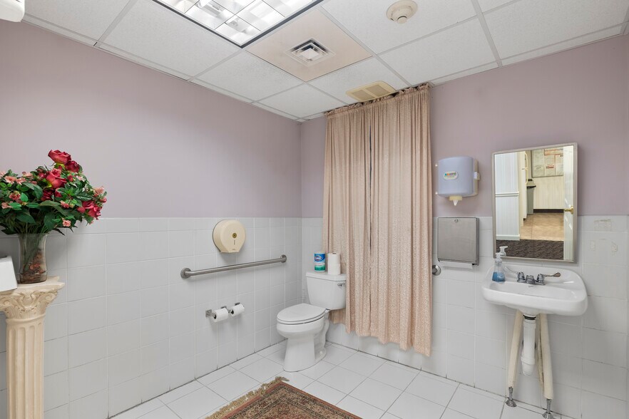 More Photos Of 37 W Middle St, Gettysburg Storefront Retail Residential For Lease