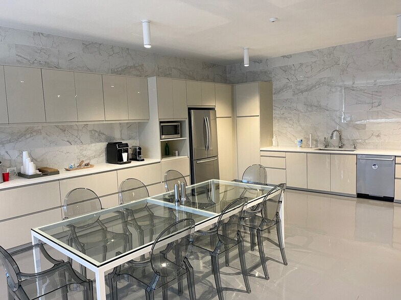 More Photos Of 3921-3925 N Elston Ave, Chicago Light Distribution For Sale