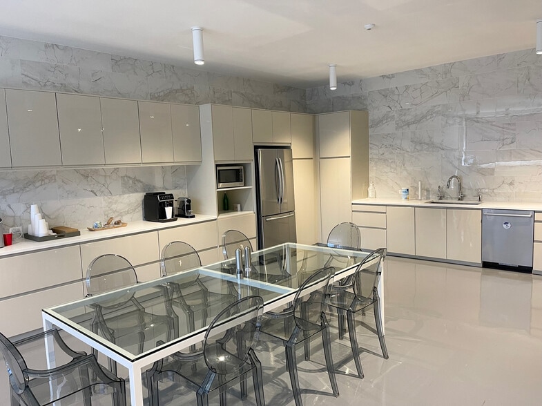 More Photos Of 3921-3925 N Elston Ave, Chicago Light Distribution For Sale