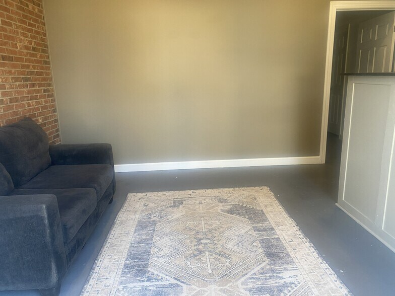 More Photos Of 305 E Arch St, Lancaster Light Distribution For Sale