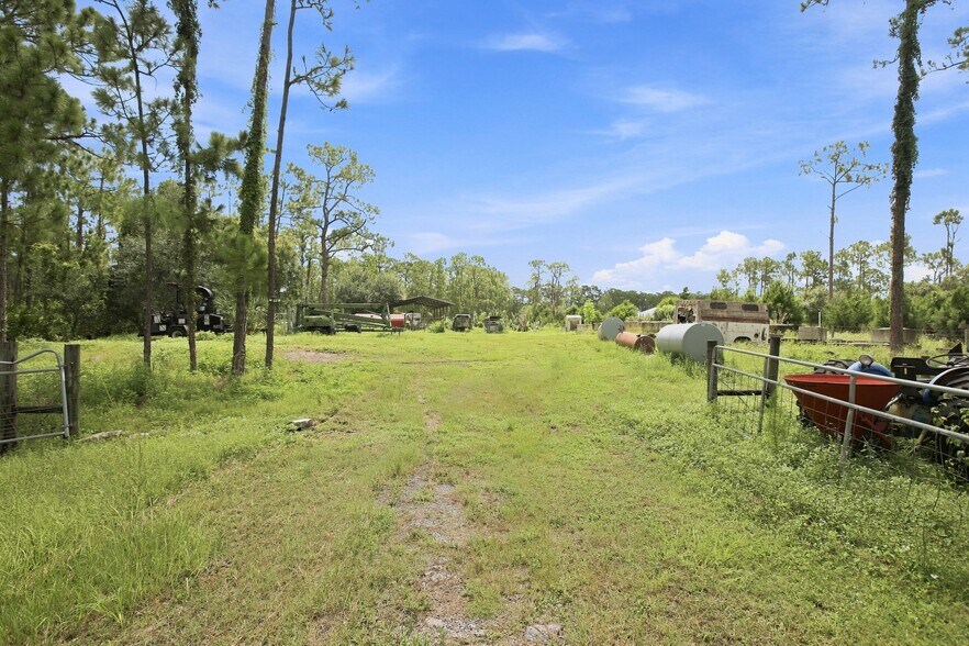 More Photos Of 8146 Tropicaire Blvd, North Port Specialty For Sale