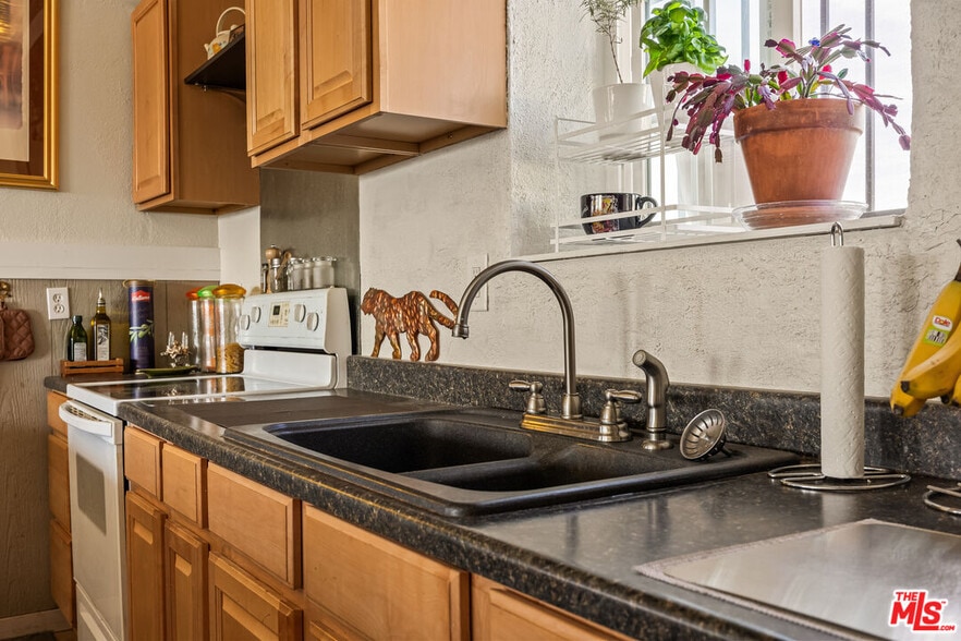 More Photos Of 9025 Camp Rock Rd, Lucerne Valley Veterinarian Kennel For Sale