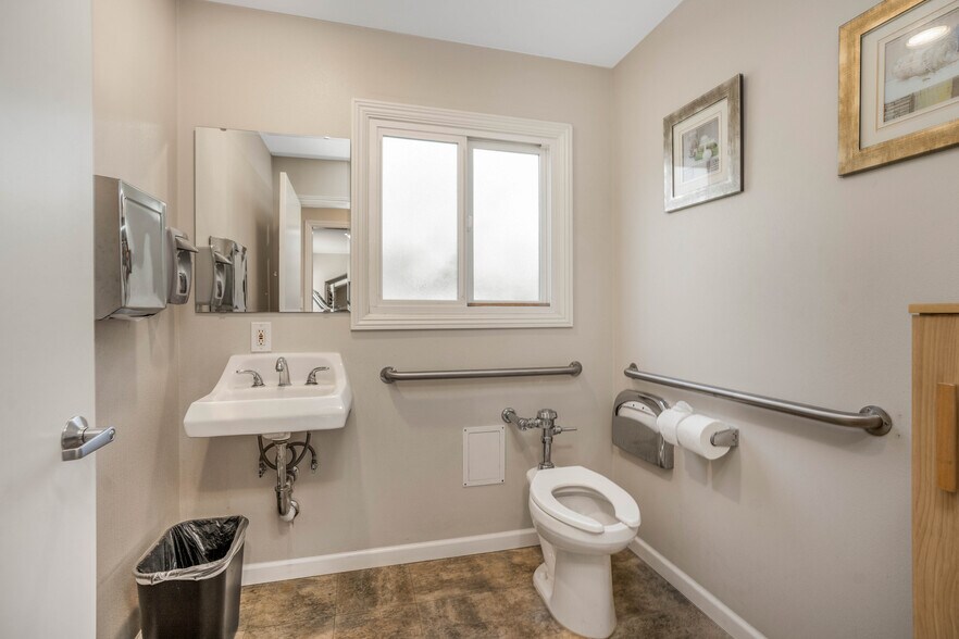 More Photos Of 22151 Clarendon St, Woodland Hills Medical For Sale