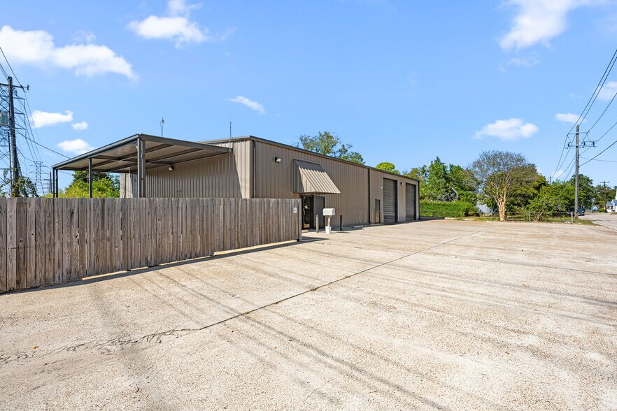 Primary Photo Of 2017 Lee Dr, Baytown Industrial For Lease