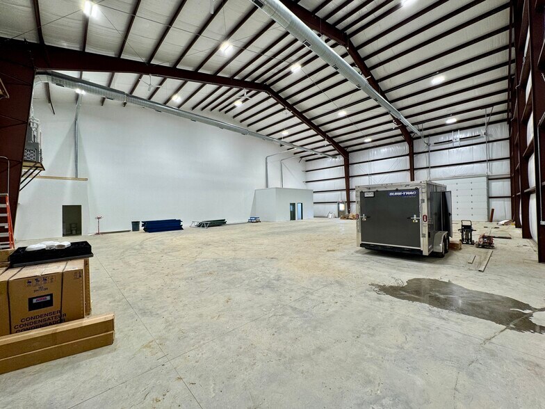 More Photos Of 5700 Eastside Parkway Dr, Gas City Light Distribution For Lease