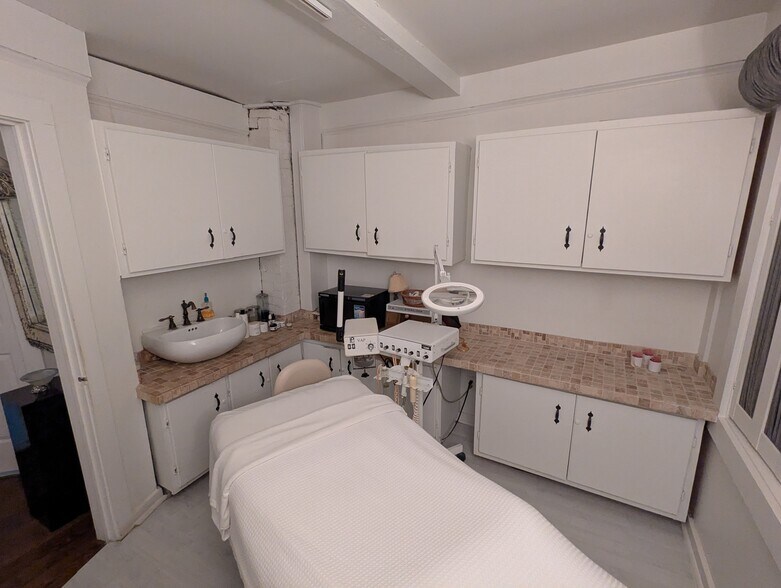 More Photos Of 35 E Garfield Rd, Aurora General Retail For Sale