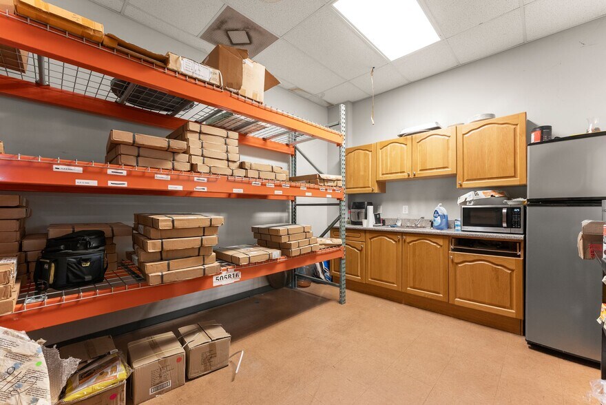 More Photos Of 3917 Old Flowery Branch Rd, Oakwood Flex For Lease