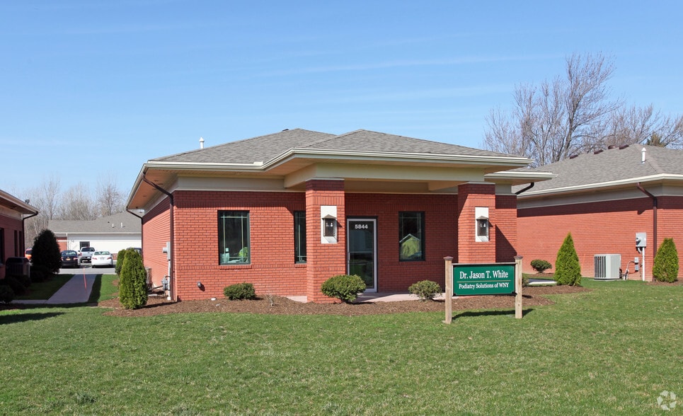 Primary Photo Of 5844 Snyder Dr, Lockport Medical For Lease