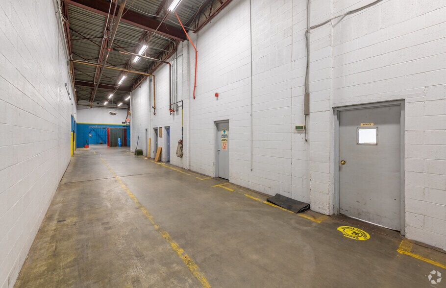 More Photos Of 33 Glen Ave, Chelmsford Warehouse For Lease