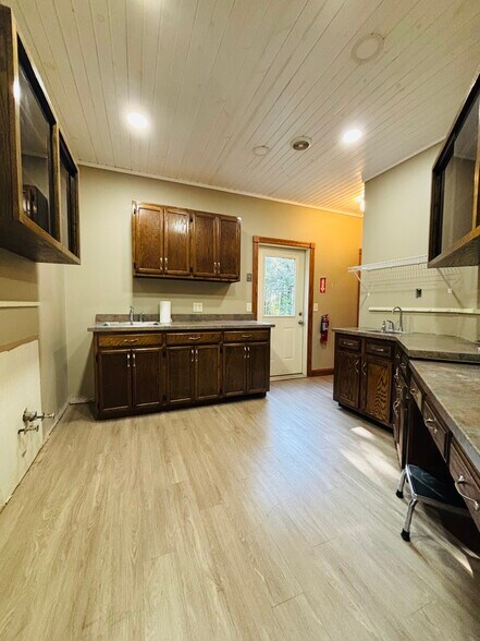 More Photos Of 1629 Harding Blvd, Cotter Medical For Sale