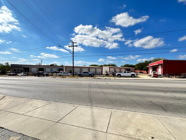 More Photos Of 13807 Bulverde Rd, San Antonio Flex For Lease