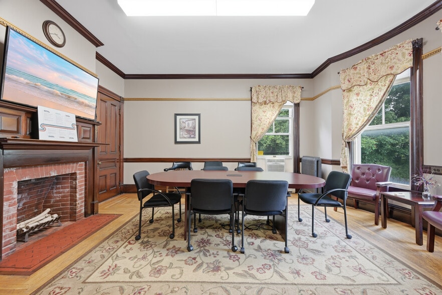 More Photos Of 1 Sylvandale Rd, Lisbon Office For Sale