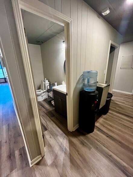 More Photos Of 127 Hemlock St, Columbus Office For Sale
