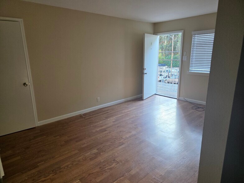 More Photos Of 9716 Mountain Blvd, Oakland Apartments For Sale