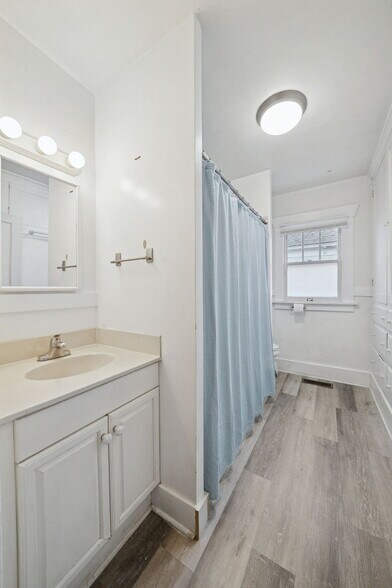 More Photos Of 413 2nd St NE, Puyallup Office For Sale