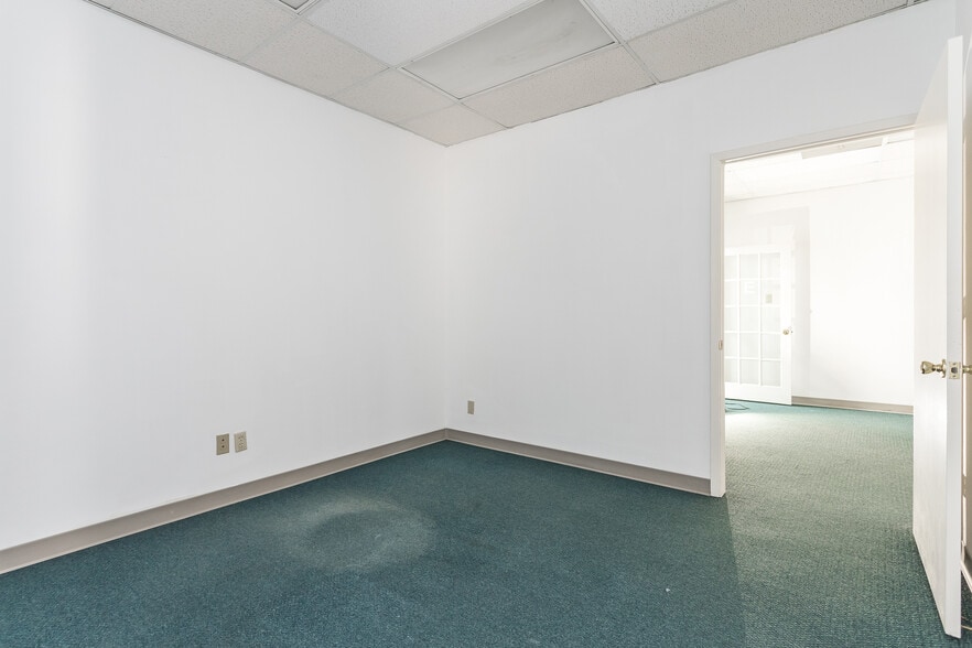 More Photos Of 2900 W Park Row Dr, Pantego Office For Sale