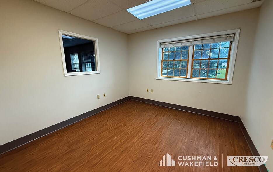 More Photos Of 842 Abbe Rd, Sheffield Village Light Distribution For Lease