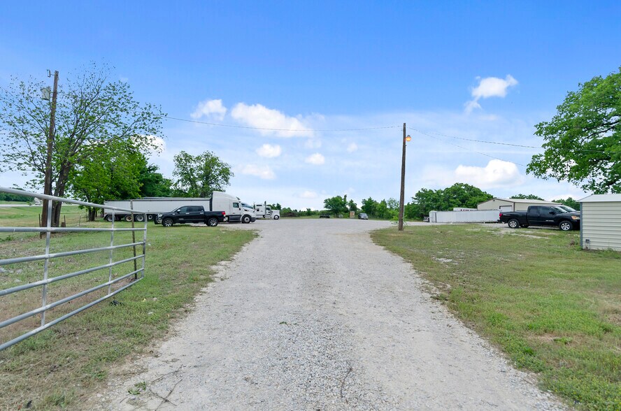 More Photos Of 5716 N US Highway 287, Alvord Truck Terminal For Sale