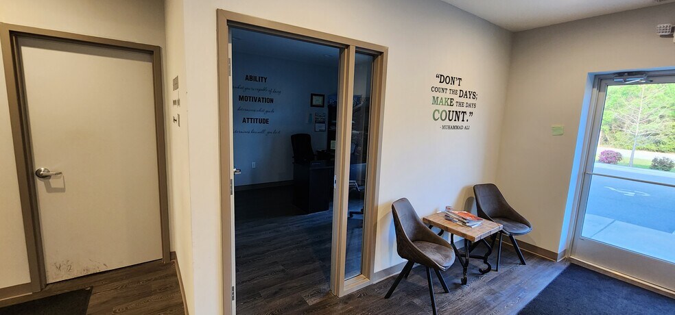 More Photos Of 2011 Corporate Dr, Wilmington Showroom For Lease