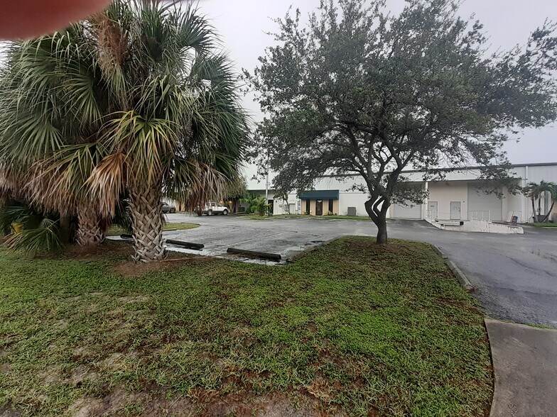More Photos Of 4201-4205 116th Ter N, Clearwater Warehouse For Lease