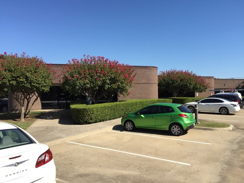 More Photos Of 2611 Westgrove Dr, Carrollton Showroom For Lease