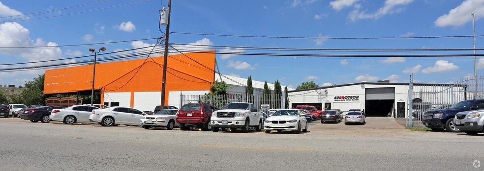 More Photos Of 11603-11607 Denton Dr, Dallas Showroom For Sale