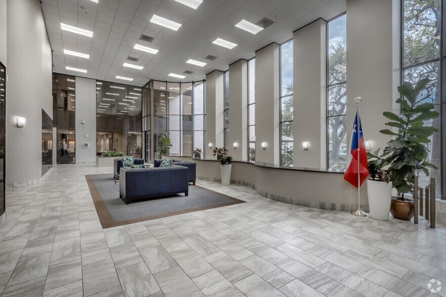 More Photos Of 8554 Katy Fwy, Houston Unknown For Lease