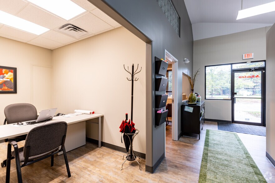 More Photos Of 36520 Grand River Ave, Farmington Hills Unknown For Lease
