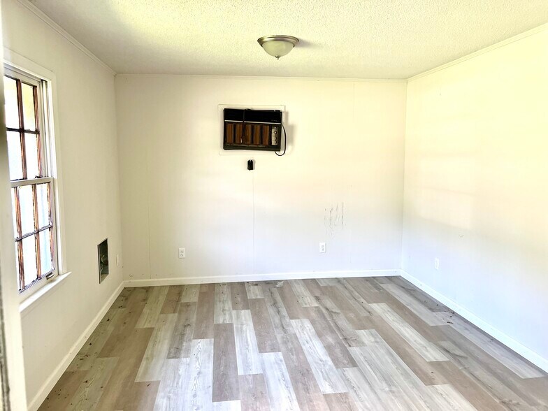 More Photos Of 907 S Main St, LaFayette Light Distribution For Sale