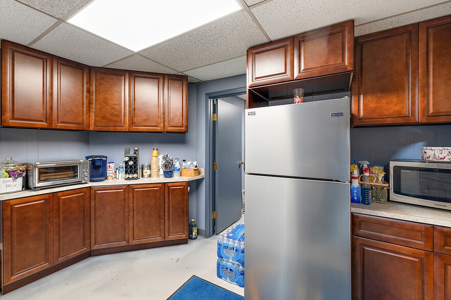 More Photos Of 451 E Wilson Ave, Pontiac Warehouse For Sale