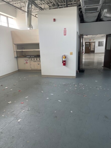 More Photos Of 100 Commerce Dr, Freehold Manufacturing For Lease