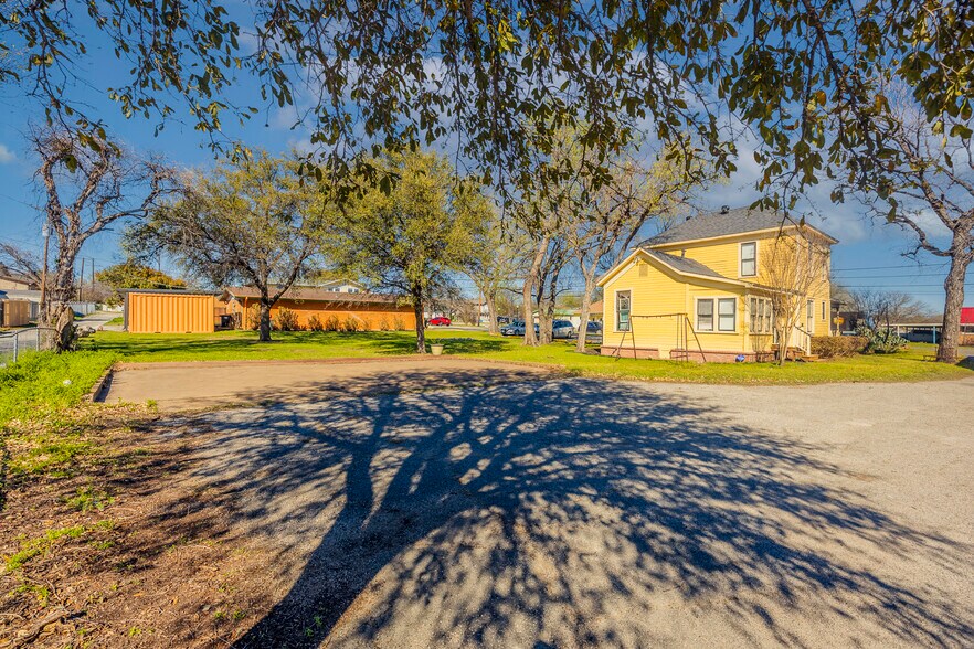 More Photos Of 3126 Handley Dr, Fort Worth General Retail For Sale
