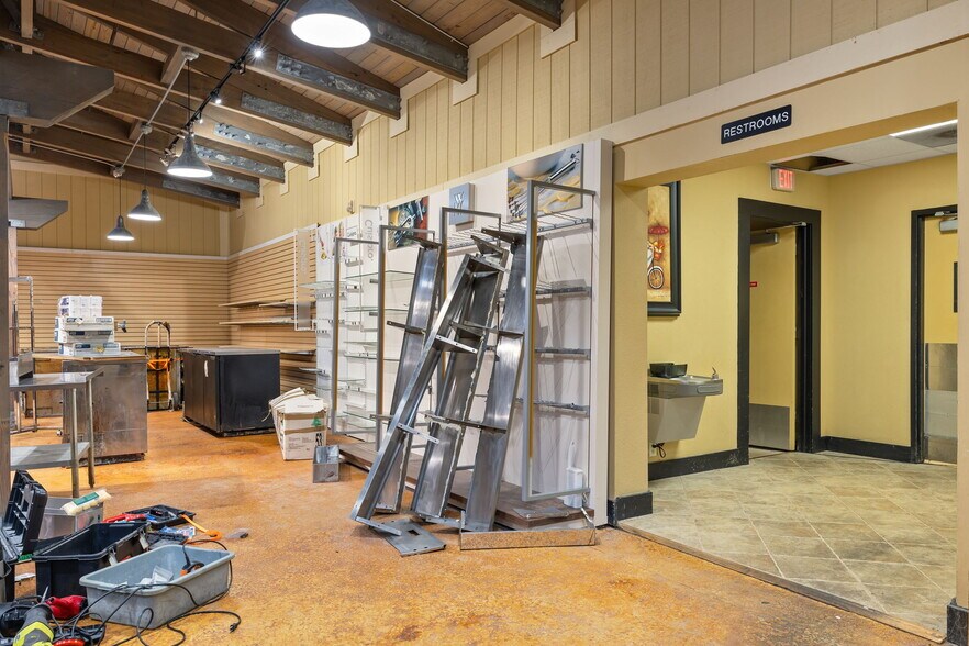 More Photos Of 17650 San Carlos Blvd, Fort Myers Supermarket For Sale