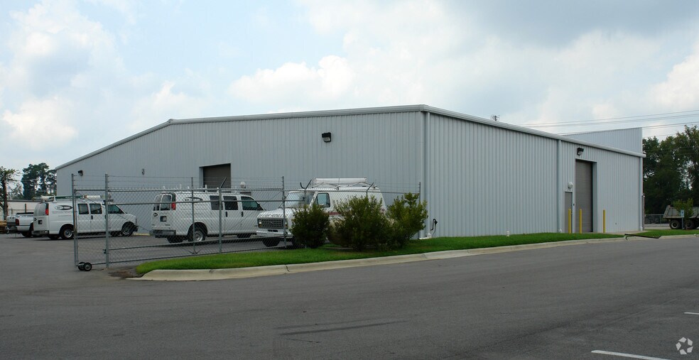 More Photos Of 552 E Russell St, Fayetteville Showroom For Sale