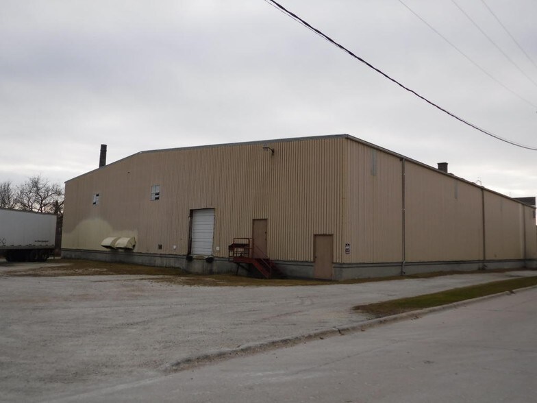 More Photos Of 1306-1310 Clark St, Manitowoc Distribution For Sale