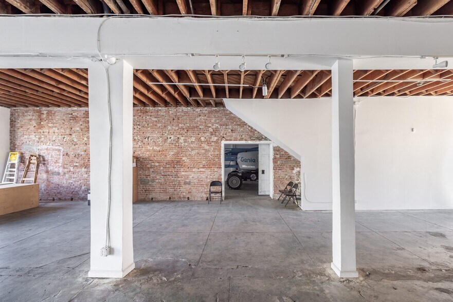 More Photos Of 629 N Western Ave, Los Angeles Office For Lease