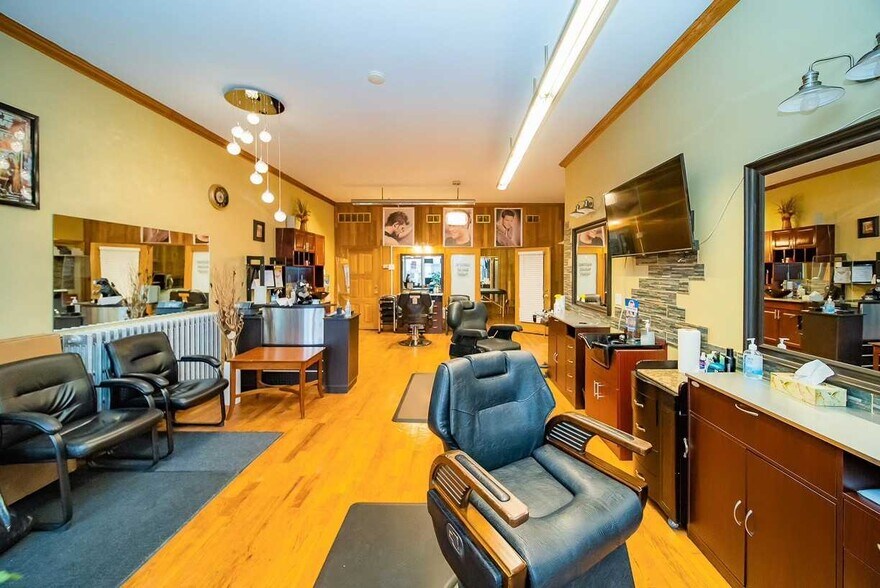 More Photos Of 5848 Ferry St, Niagara Falls General Retail For Sale