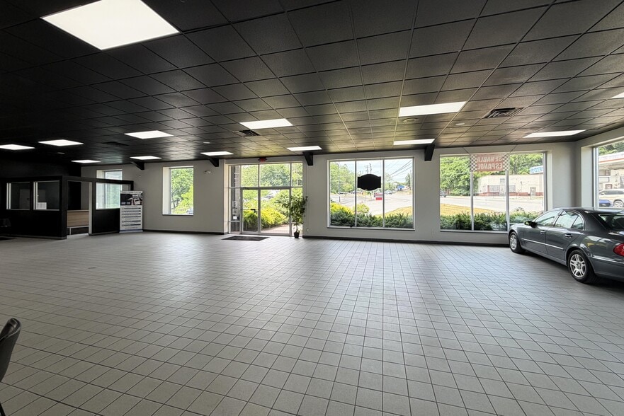 More Photos Of 301 N 9th St, Stroudsburg Auto Dealership For Lease