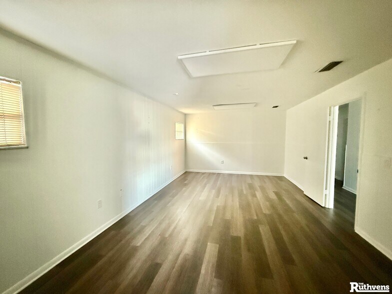 More Photos Of 1517-1523 Commercial Park Dr, Lakeland Medical For Lease