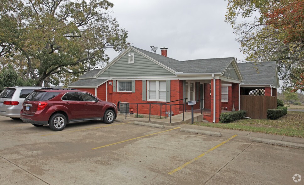 More Photos Of 1500 W Abram St, Arlington Medical For Sale