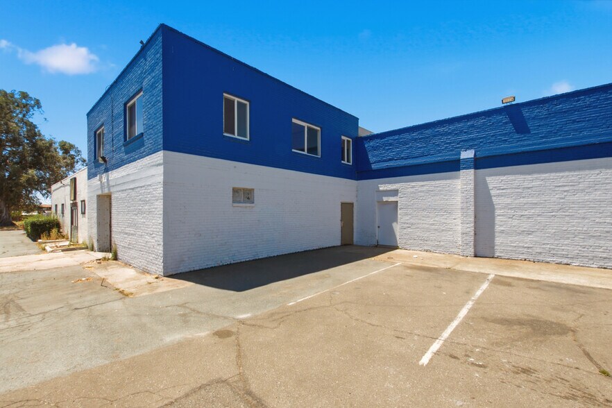 More Photos Of 1319-1323 W Texas St, Fairfield Freestanding For Sale