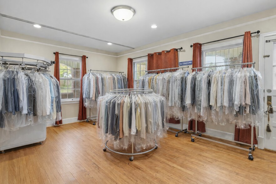More Photos Of 506 W Main St, Burnsville Freestanding For Sale