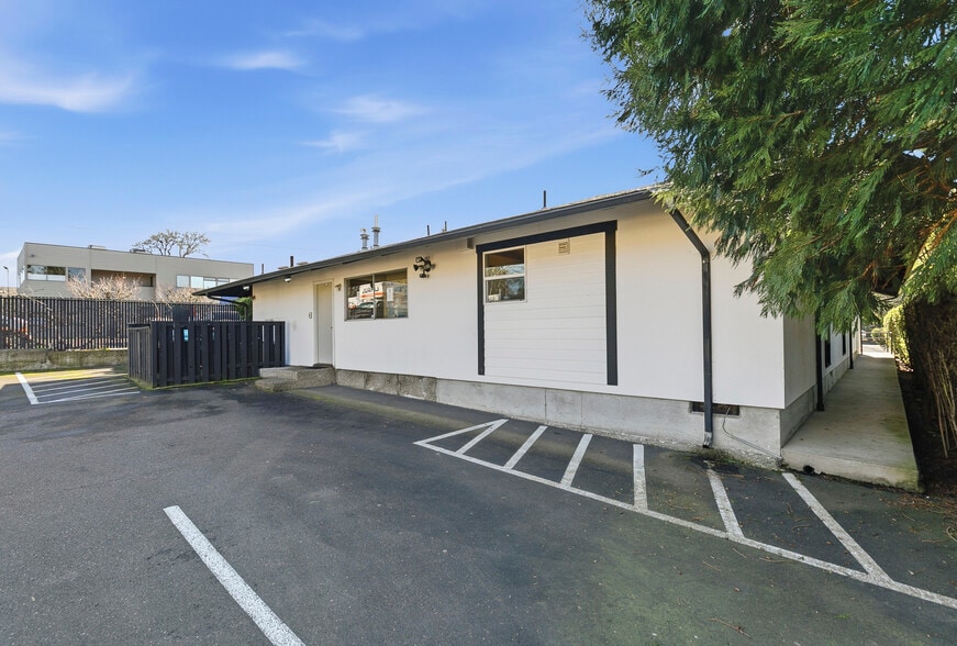 More Photos Of 9055 SW Beaverton Hillsdale Hwy, Portland Office For Lease