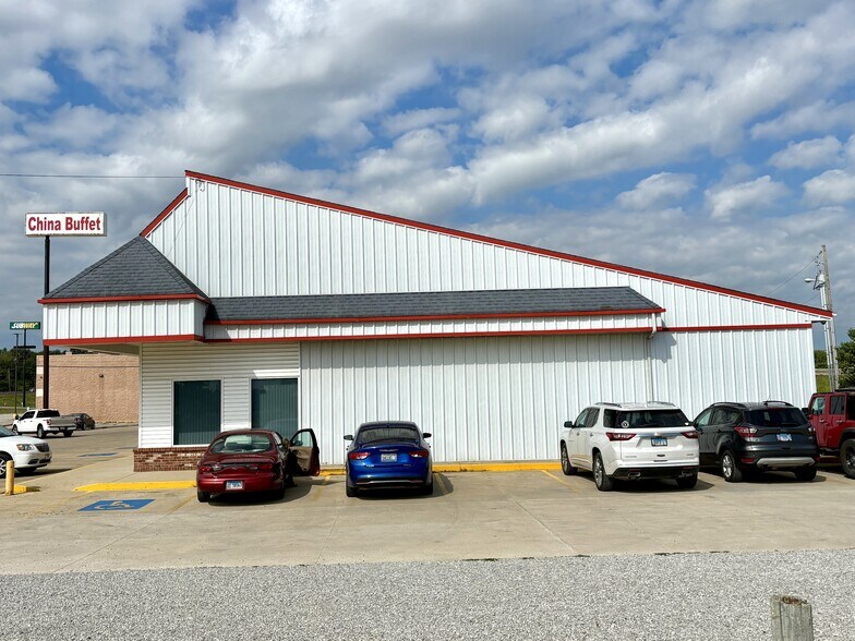More Photos Of 825 New York Dr, Vandalia Storefront Retail Office For Sale