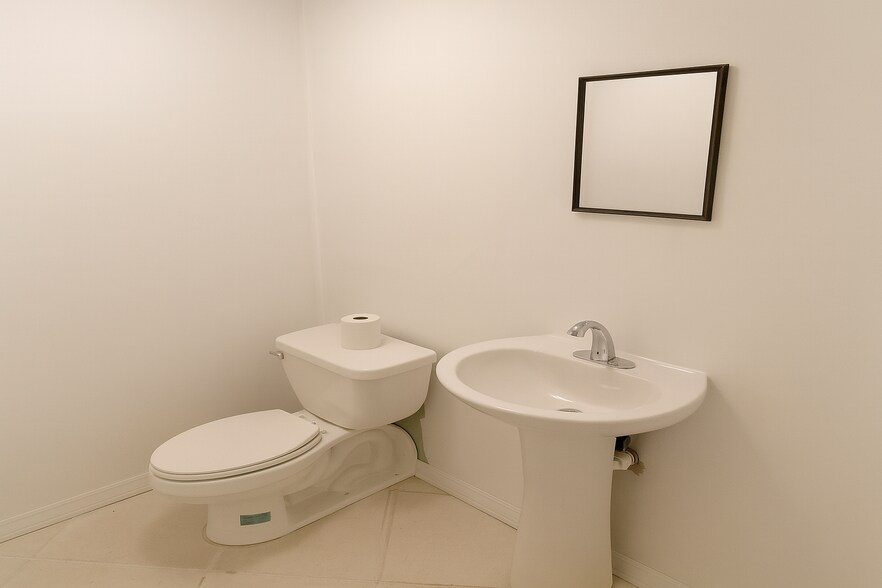 More Photos Of 3804 SE Lake Weir Ave, Ocala Flex For Lease