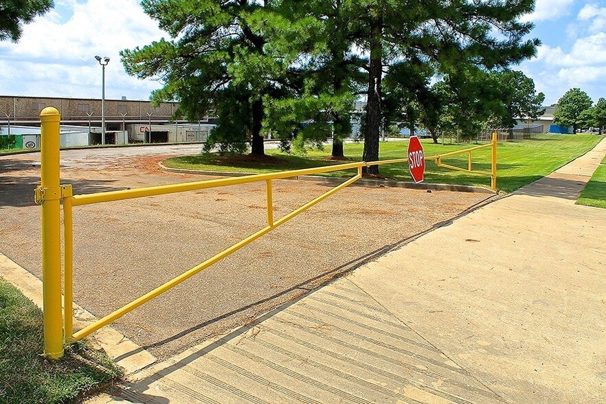 More Photos Of 6125 E Shelby Dr, Memphis Warehouse For Lease