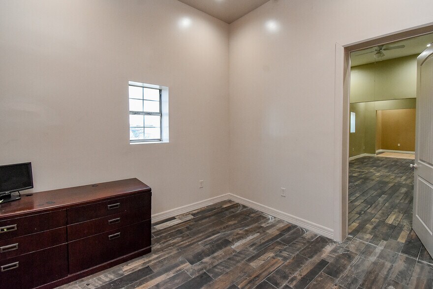 More Photos Of 9527 Ponderosa Ln, Houston Medical For Lease