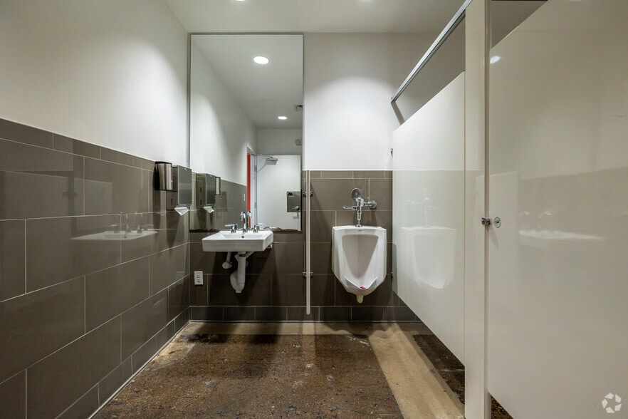 More Photos Of 2001 Irving Blvd, Dallas Showroom For Sale