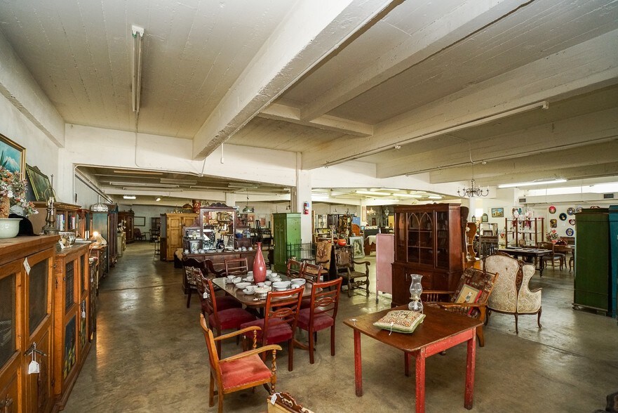 More Photos Of 900 Broadway St, San Antonio General Retail For Lease