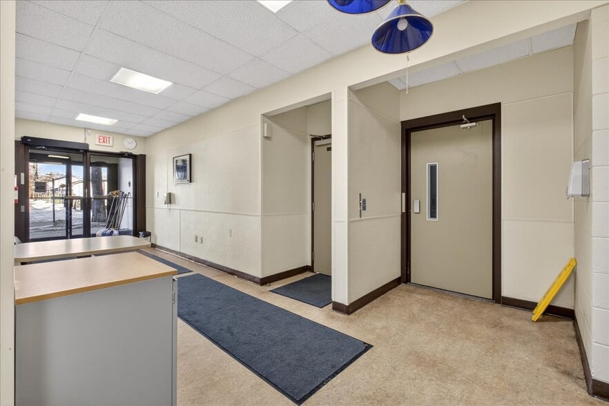 More Photos Of 11831 123 St NW, Edmonton Office For Sale